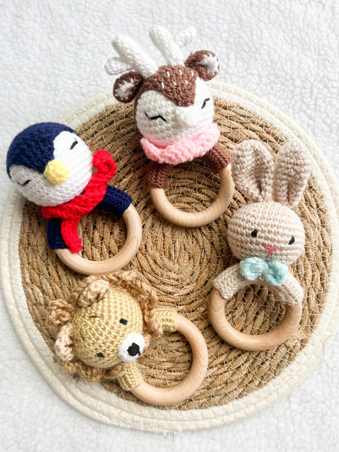 Hochet en crochet - Pingouin bleu - Monmini