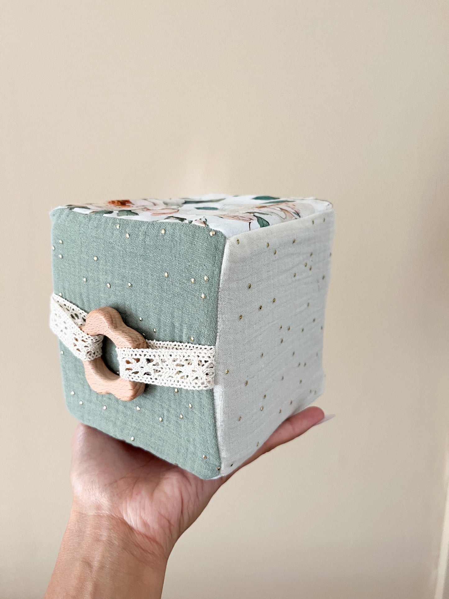 Cube d’éveil multi-textures - Eucalyptus - Monmini