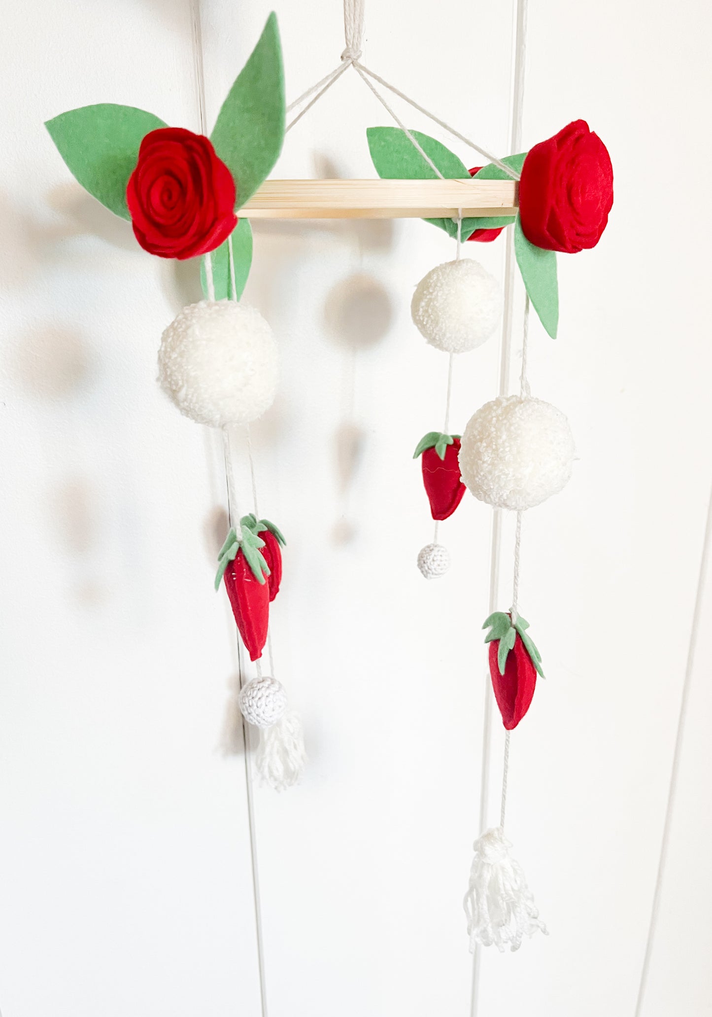 Mobile en feutrine - Roses et fraises